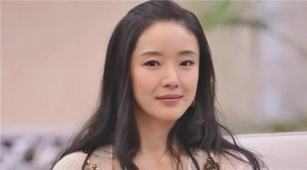 她被张艺谋力捧，却与富豪卷款61亿逃亡国外，如今怎样了？