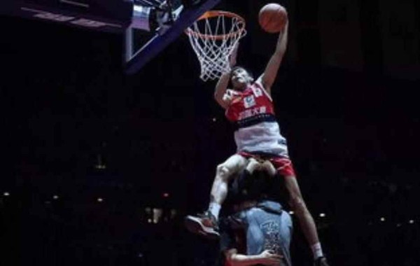 张建豪多高（张健豪笑着引用NBA名宿科比布莱恩的名言:你见过凌晨4点的南）