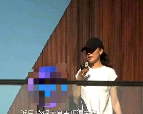 宋佳陪伴母亲视察工作室，母女步伐一致超温馨