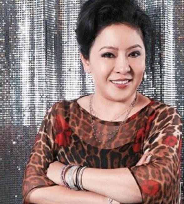 被亲妈卖到歌舞厅，嫁富豪受宠35年，刘德华用一生守护她