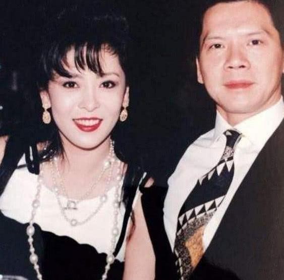 被亲妈卖到歌舞厅，嫁富豪受宠35年，刘德华用一生守护她