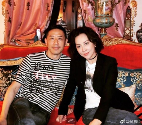 刘嘉玲凌晨晒与唐鹤德合影，隔空对话张国荣：想你，引人泪奔！