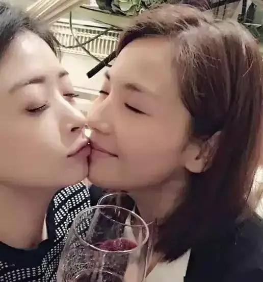 发个的财：2016年，卓伟爆料：圈内一位已婚L姓女星，不但和制片人S觉，还和已婚男主角在帐篷里打野战。蒋欣突然跳出来：说话得负责任，伤害我姐们儿就是伤害我！

2016年，娱乐圈的大嘴巴卓伟放了个大招，说有个已经结婚的L姓女明星，不光和制片人S关系不一般，还和一个也有家室的男明星在帐篷里做了些见不得人的事儿。这消息一出来，网上立马就炸了锅。

卓伟这人，在娱乐圈那可是出了名的爱爆猛料，他一说啥，大...