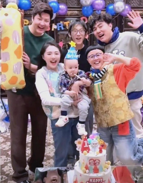 明星家庭的团结与爱：小金宝周岁宴背后的故事