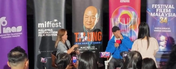 79岁狄龙提起张国荣泪崩，22年未释怀，娱乐圈还有这样的情义吗