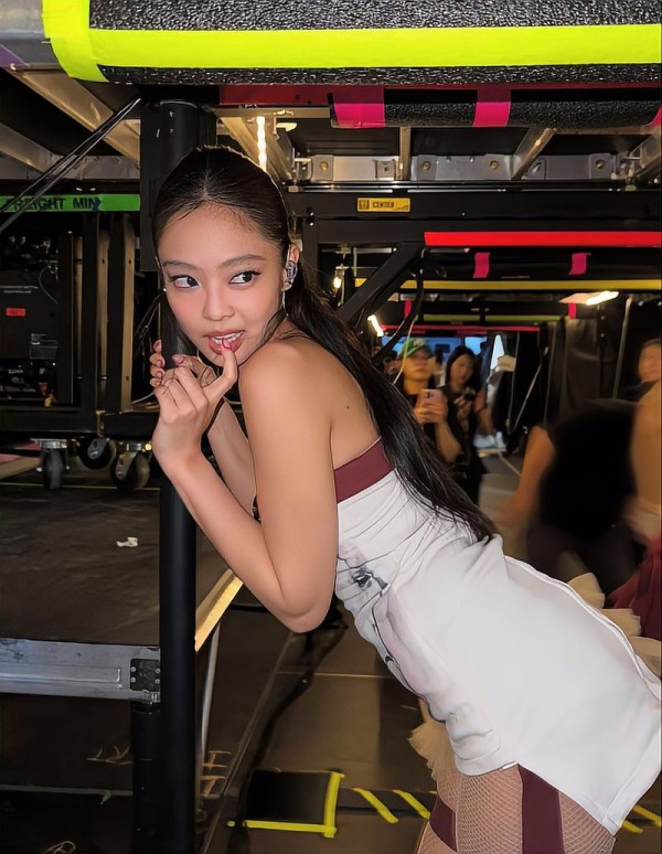 金珍妮舞台幕后少女的俏皮瞬间