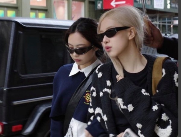 金珍妮朴彩英两位年轻女性佩戴墨镜在街头行走。