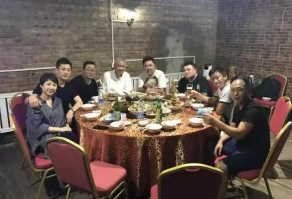 于谦在圈内地位到底多高？饭局座位暴露身份，连吴京都要靠边坐