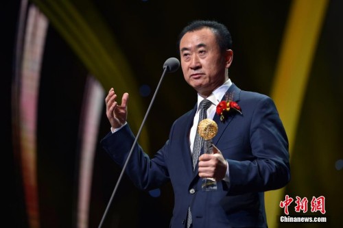 图为“国民公公”王健林荣获影响世界的华人大奖。 中新网记者 金硕 摄