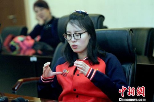 图为傅园慧接受媒体采访。　张道正 摄