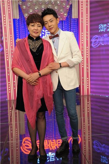 张皓然与母亲现身黑龙江卫视《美丽俏佳人》
