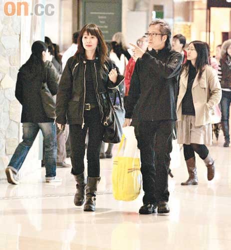 叶童不理老公“搂女”结伴到超市买菜庆生(图)