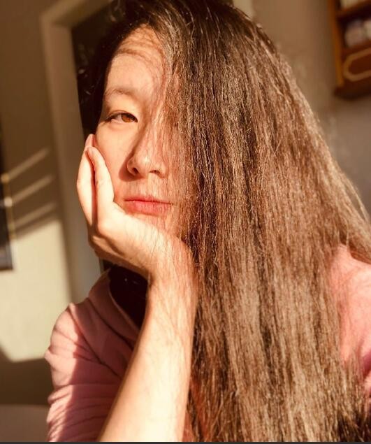 王亚彬是大学老师吗，她是不是赵本山的徒弟