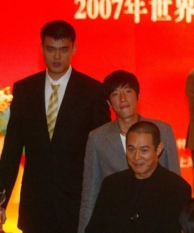 你永远不会知道一个男星有多矮！直到你看到他和另一个男星同框！