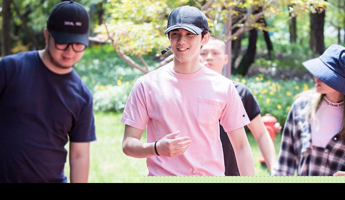 吴磊高考结束心情大好 粉红上衣吸睛 陪考人身份引猜测