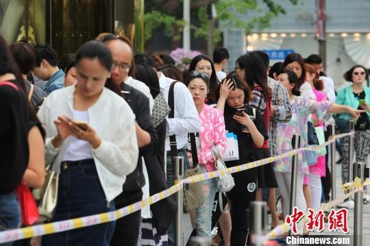 资料图：消费者排队购买奢侈品 张亨伟 摄