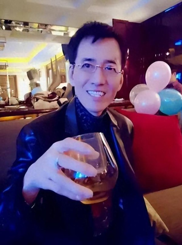 京圈大佬加代离世五年，遗孀开迈巴赫扫墓，重情义人生引追忆-有驾