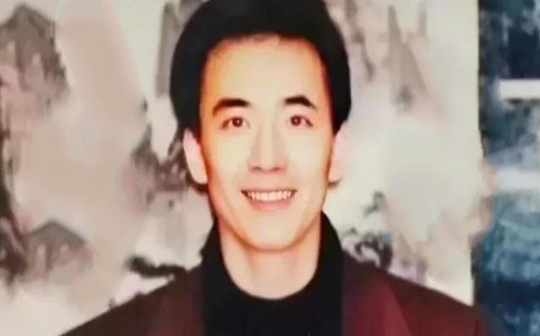 京圈大佬加代离世五年，遗孀开迈巴赫扫墓，重情义人生引追忆-有驾
