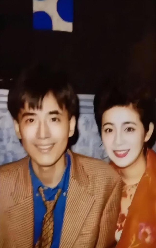 京圈大佬加代离世五年，遗孀开迈巴赫扫墓，重情义人生引追忆-有驾