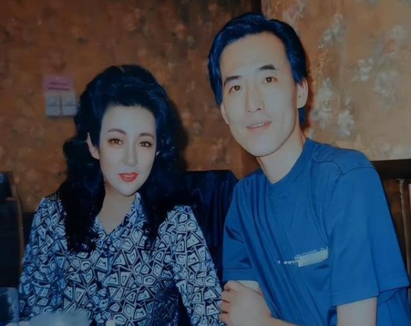 京圈大佬加代离世五年，遗孀开迈巴赫扫墓，重情义人生引追忆-有驾