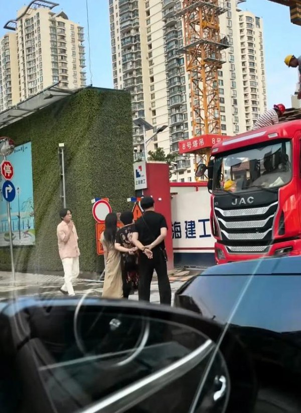 伊能静秦昊上海买房，拖鞋看工地超接地气，新家啥时能住？