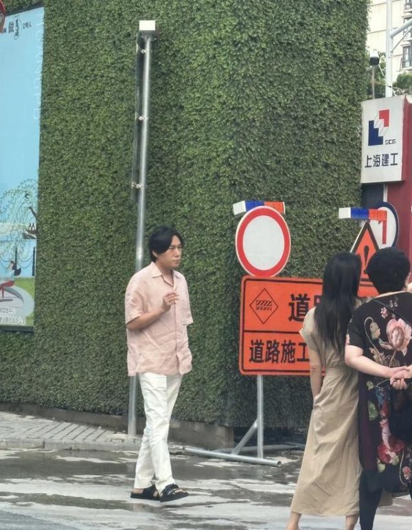 伊能静秦昊上海买房，拖鞋看工地超接地气，新家啥时能住？