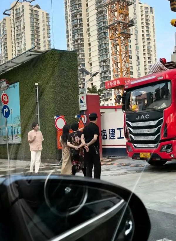 伊能静秦昊上海买房，拖鞋看工地超接地气，新家啥时能住？