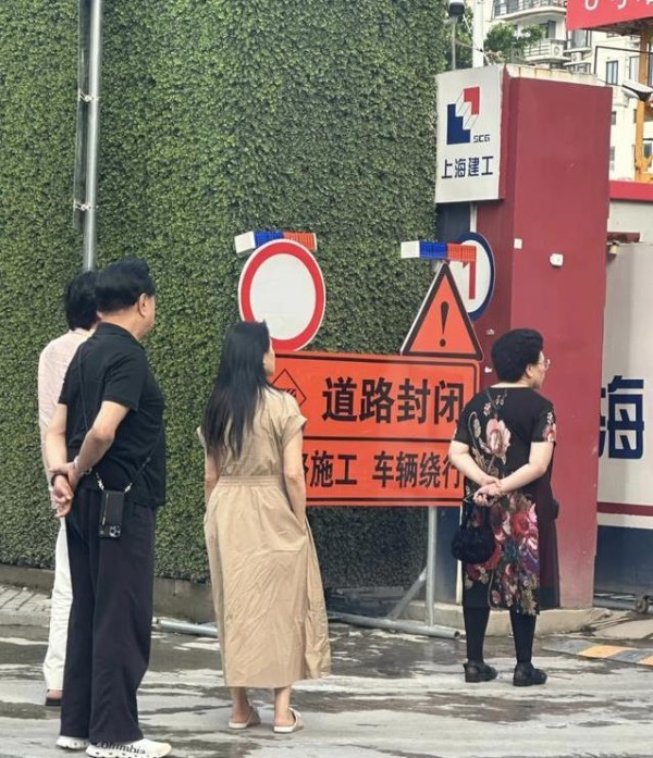 伊能静秦昊上海买房，拖鞋看工地超接地气，新家啥时能住？