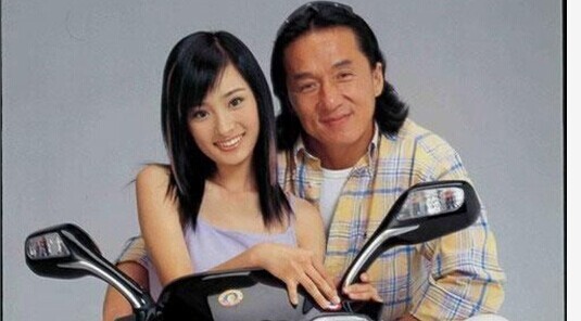 杨幂的走红和成龙的搂抱合影有关吗？（图）
