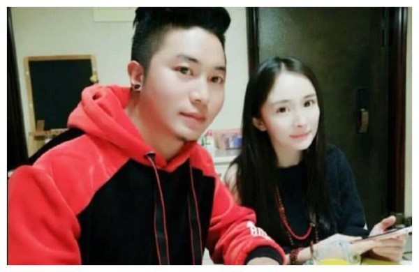 杨幂和藏族男友人合影，港媒透露两人关系不俗