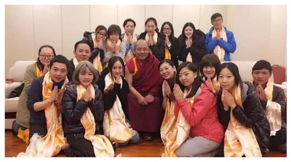 杨幂和藏族男友人合影，港媒透露两人关系不俗