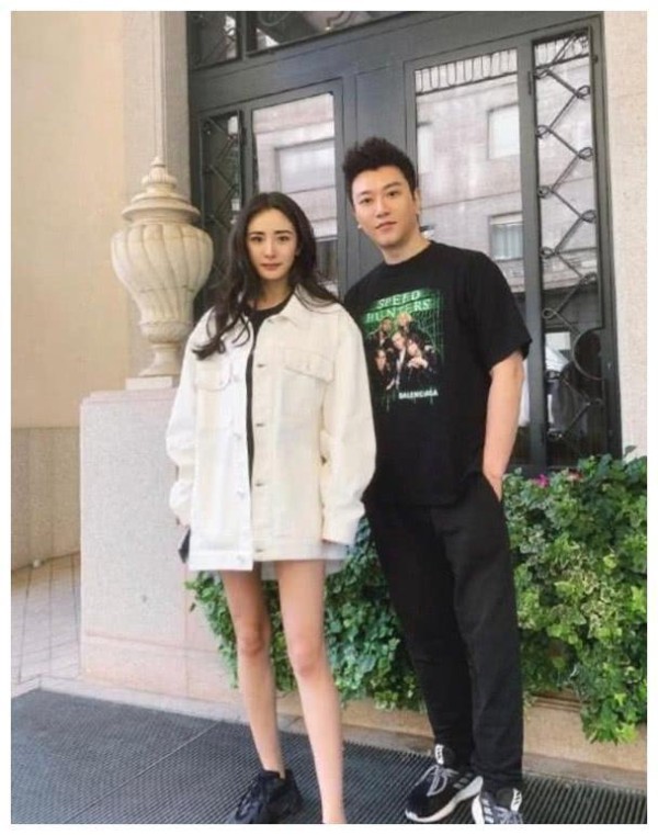 杨幂和藏族男友人合影，港媒透露两人关系不俗