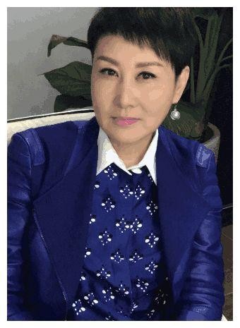 “国民丈母娘”张凯丽全家近照丈夫是地产大亨，女儿出道当歌手