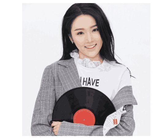 “国民丈母娘”张凯丽全家近照丈夫是地产大亨，女儿出道当歌手