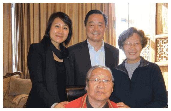 “国民丈母娘”张凯丽全家近照丈夫是地产大亨，女儿出道当歌手