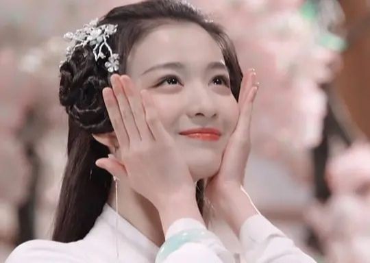 王楚然是谁旗下艺人背后大佬是谁 为什么资源这么好？