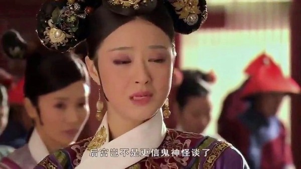 甄嬛传：莞贵人宫装华美，华妃却看不得她得意，非要讽刺一番！