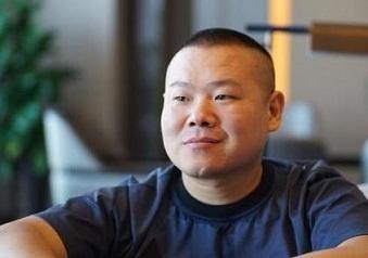 岳云鹏和偶像张信哲唱歌，遭网友调侃两人是同龄人