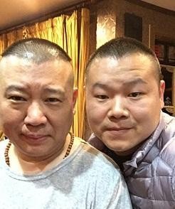 岳云鹏和偶像张信哲唱歌，遭网友调侃两人是同龄人