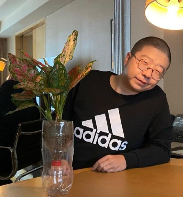 李诞直播再与网红连麦聊天，陈小春、赵四、宋小宝狂送礼物