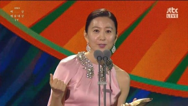 韩电视节金喜爱凭《夫妻》封视后 姜河那封视帝