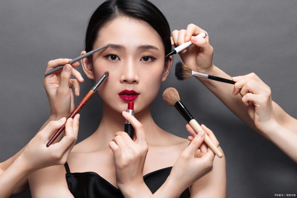 美妆博主直播化妆技巧惊艳全场，普通人却被“手残”困扰！