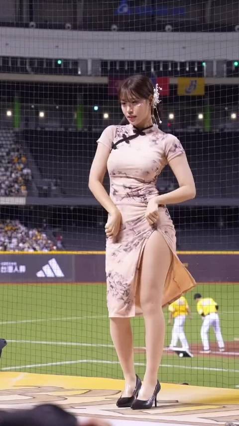 现在的啦啦队都这么迷人吗，穿旗袍的啦啦队女孩你见过吗？