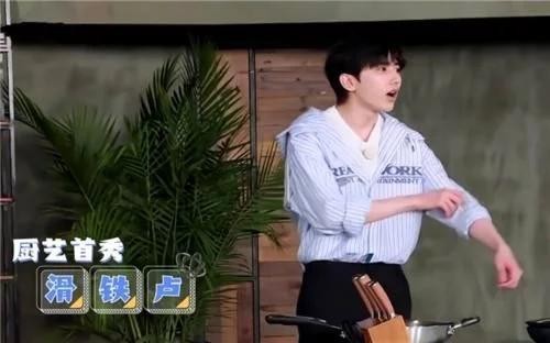 蔡徐坤做饭导演不让帮忙，杨颖郑恺真的不管，只有他去帮了忙