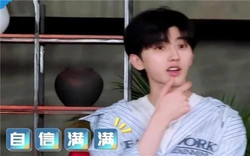 蔡徐坤做饭导演不让帮忙，杨颖郑恺真的不管，只有他去帮了忙