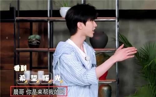 蔡徐坤做饭导演不让帮忙，杨颖郑恺真的不管，只有他去帮了忙