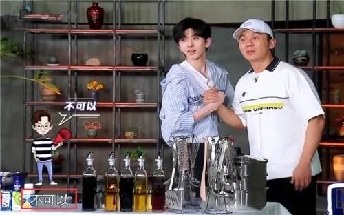 蔡徐坤做饭导演不让帮忙，杨颖郑恺真的不管，只有他去帮了忙