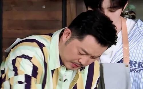 蔡徐坤做饭导演不让帮忙，杨颖郑恺真的不管，只有他去帮了忙