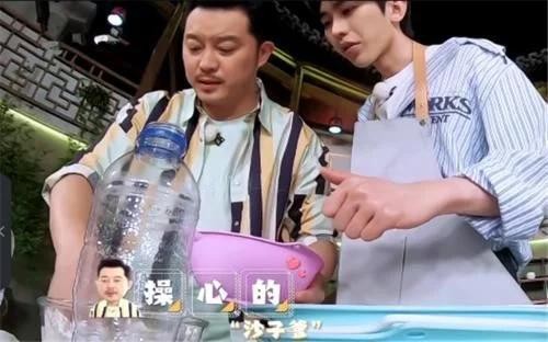 蔡徐坤做饭导演不让帮忙，杨颖郑恺真的不管，只有他去帮了忙