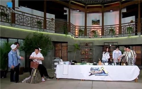 蔡徐坤做饭导演不让帮忙，杨颖郑恺真的不管，只有他去帮了忙